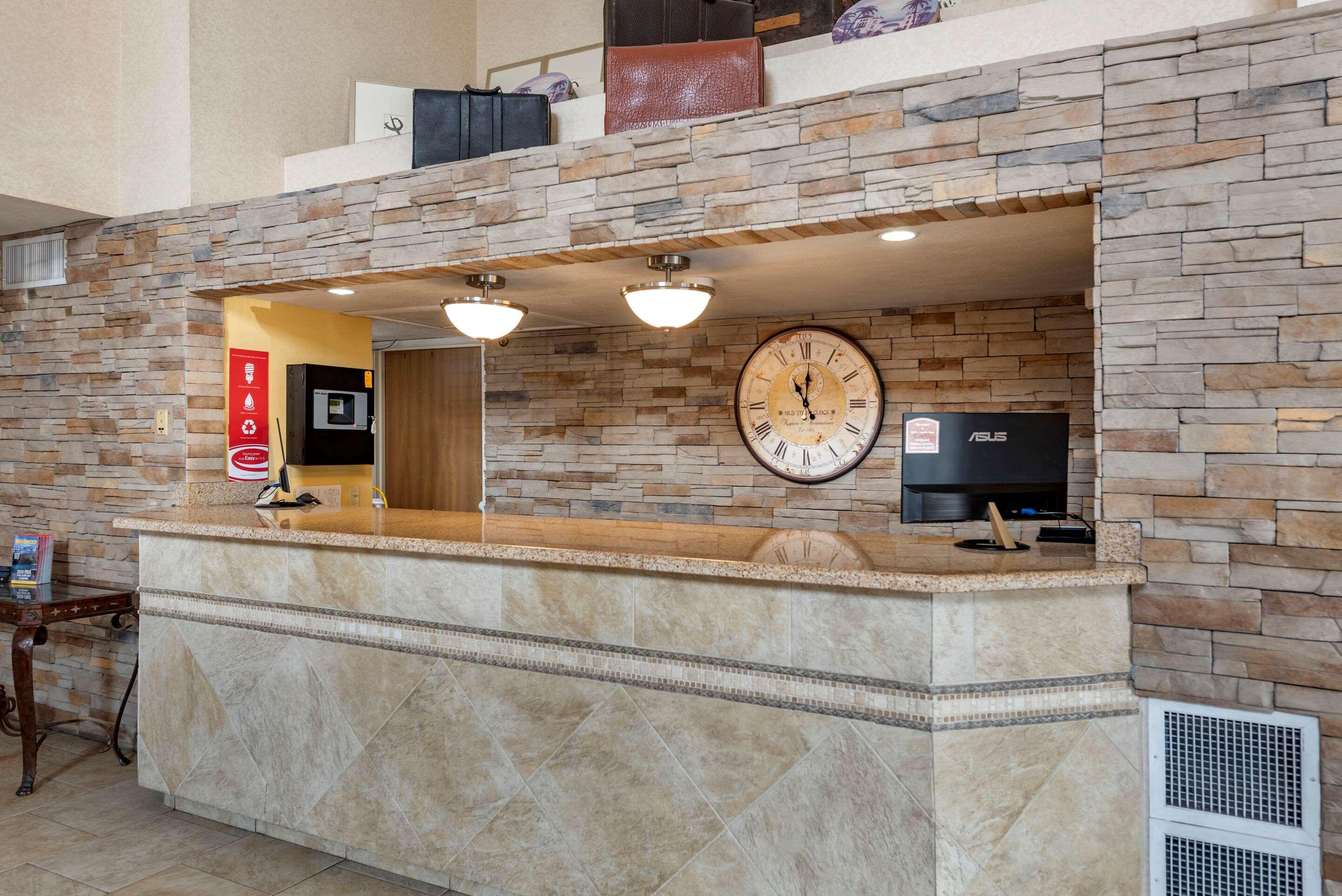 Econo Lodge North Academy Colorado Springs Bagian luar foto